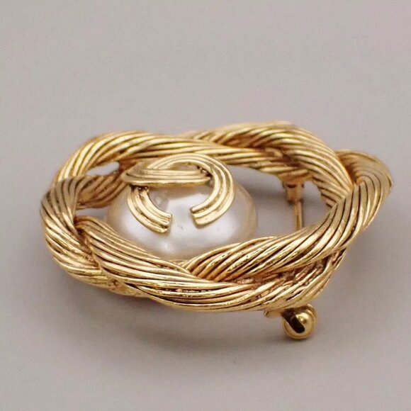 CHANEL CC Logo Imitation Pearl Pin Brooch 94A Clip-On Gold GHW Vintage